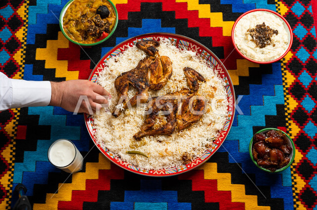 اكلات شعبية، اكلات عربية خليجية سعودية، طبق مكون من الارز والدجاج، طعام عربي شعبي خليجي، اشهر الاطباق القديمة للمطبخ السعودي، عزائم وولائم