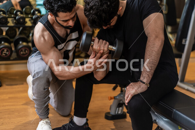 شاب عربي سعودي، التمرن في صالة كمال الاجسام، رفع الأثقال، كمال الأجسام، ممارسة الرياضة، اللياقة البدنية