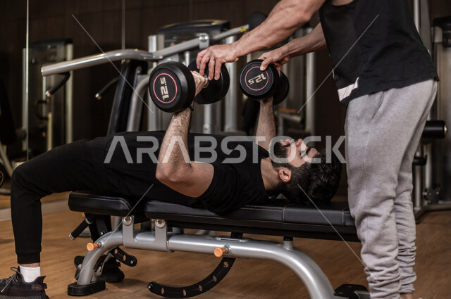 شاب عربي سعودي، التمرن في صالة كمال الاجسام، رفع الأثقال، كمال الأجسام، ممارسة الرياضة، اللياقة البدنية