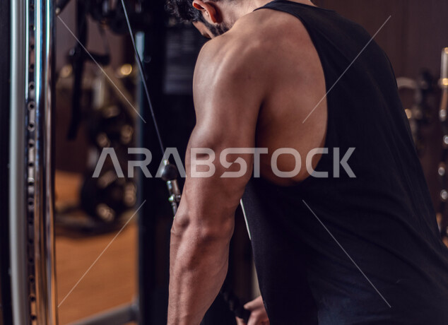 شاب عربي سعودي، التمرن في صالة كمال الاجسام، رفع الأثقال، كمال الأجسام، ممارسة الرياضة، اللياقة البدنية