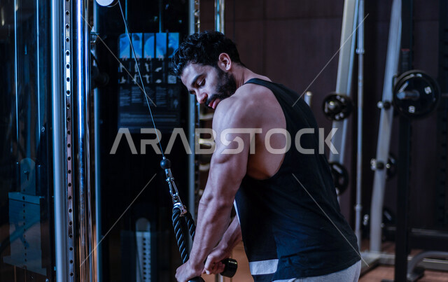 شاب عربي سعودي، التمرن في صالة كمال الاجسام، رفع الأثقال، كمال الأجسام، ممارسة الرياضة، اللياقة البدنية