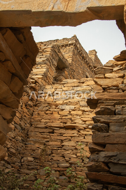 تهيئة وتجديد الأماكن الجبلية التراثية لجذب السياح من شتى أنحاء العالم, التصميم المعماري القديم لبيوت ومباني قرية ذي العين التاريخيه الأثرية في منطقة الباحة, معالم سياحية مشهورة, البناء المشيد من الأحجار وجذوع أشجار السدر