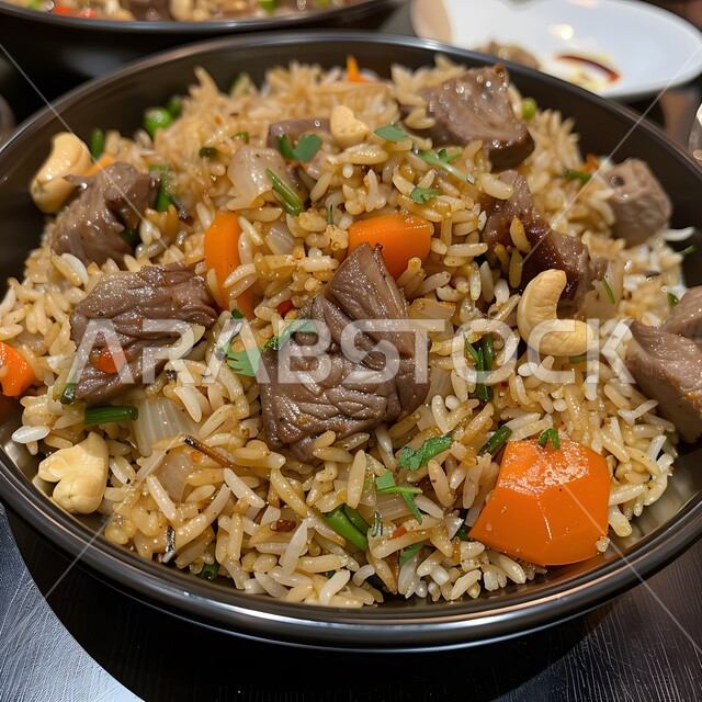 طبق من أرز البرياني مع قطع من اللحم المشوي والخضراوات الطازجة، أطباق ومأكولات عربية تقليدية، وصفات الطعام الصحية الشهية، صحن من رز الكبسة بالتوابل، تقديم وجبات الأطعمة الشرقية اللذيذة