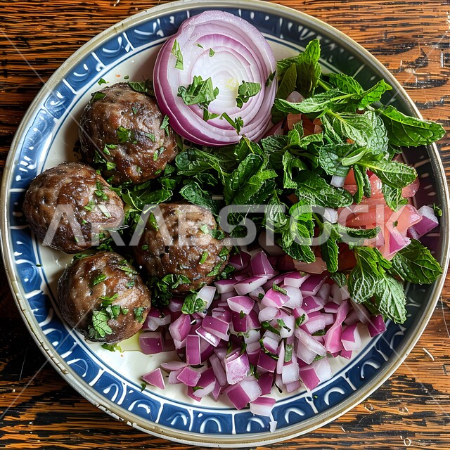 كرات اللحم مع سلطة البصل الأحمر والنعناع على طبق أزرق، وجبة ذات قيمة غذائية عالية، فنون التقديم في مطاعم ومطابخ المملكة العربية السعودية، أطباق من المأكولات العربية التقليدية الشعبية، وصفات طعام شهية صحية لذيذة