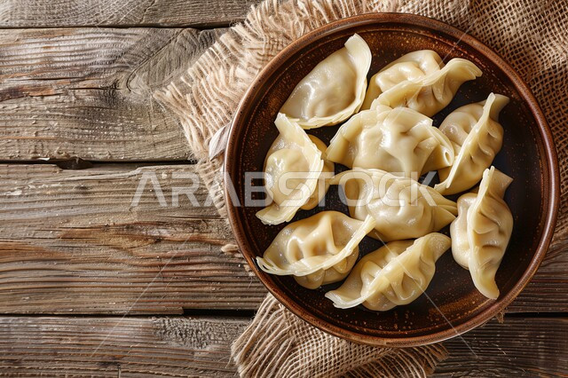 مطاعم الأكلات السريعة، وصفات وأطباق متميزة في مطابخ المملكة العربية السعودية، الوجبات الصحية المفيدة, صورة مقربة لطبق الزلابية المطهوة على البخار على سطح خشبي، المأكولات العربية الشرقية الشهية