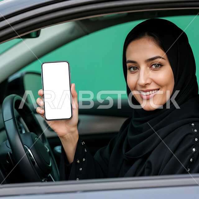 القيادة في الطرقات والشوارع العامة, الاستفادة من تطبيقات الدرايف ثرو عبر الجوال, عرض الهاتف المحمول بشاشة بيضاء فارغة, بورتريه مقرب لإمرأة عربية خليجية سعودية ترتدي العباءة السوداء تجلس في السيارة, دمج التقنية والتكنولوجيا مع الحياة العملية, خلفية خضراء