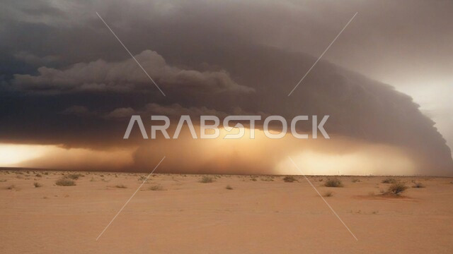 التشكيلات والتكوينات الرملية في المملكة العربية السعودية, منظر السماء الممتلئة بالغيوم الداكنة، الزوابع الغبارية القوية, أجواء وطقوس قاسية, غبار العاصفة الرملية في الصحراء, رياح ترابية في المناطق الصحراوية, الكثبان والرمال الذهبية الناعمة