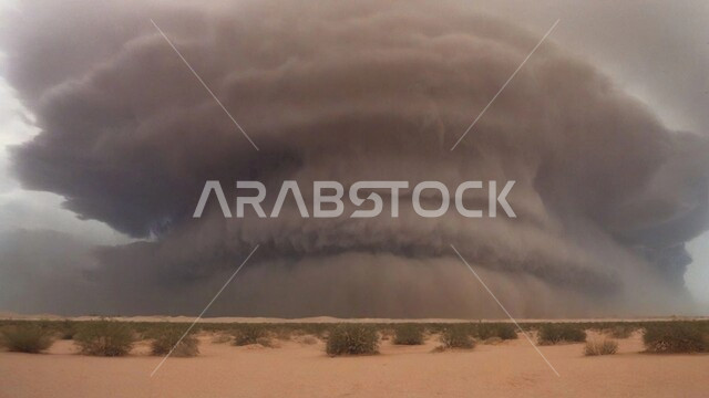 منظر السماء الممتلئة بالغيوم الداكنة، التشكيلات والتكوينات الرملية في المملكة العربية السعودية, الزوابع الغبارية القوية, أجواء وطقوس قاسية, غبار العاصفة الرملية في الصحراء, رياح ترابية في المناطق الصحراوية, الكثبان والرمال الذهبية الناعمة
