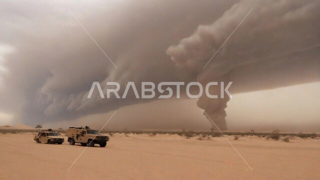 أجواء وطقوس قاسية, غبار العاصفة الرملية في الصحراء, منظر السماء الممتلئة بالغيوم الداكنة، التشكيلات والتكوينات الرملية في المملكة العربية السعودية, الزوابع الغبارية القوية, رياح ترابية في المناطق الصحراوية, الكثبان والرمال الذهبية الناعمة