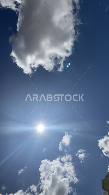 منظر سماء مدينة جدة الزرقاء المليئة بالغيوم في المملكة العربية السعودية ، السحب الكثيفة البيضاء المتجمعة في وقت النهار، خلفيات ومناظر الطبيعية 