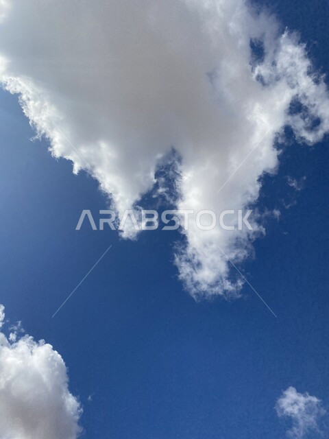 منظر سماء مدينة جدة الزرقاء المليئة بالغيوم في المملكة العربية السعودية ، السحب الكثيفة البيضاء المتجمعة في وقت النهار، خلفيات ومناظر الطبيعية 