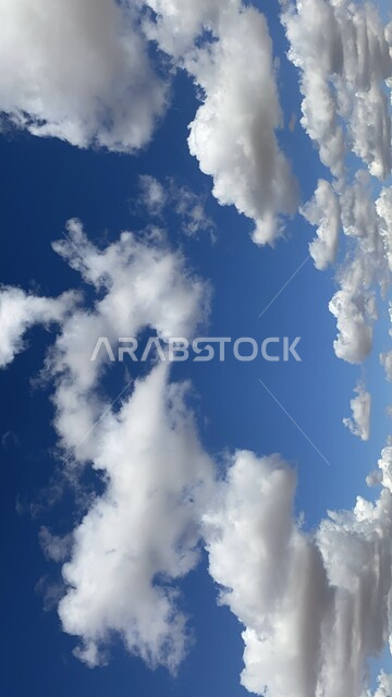 منظر سماء مدينة جدة الزرقاء المليئة بالغيوم في المملكة العربية السعودية ، السحب الكثيفة البيضاء المتجمعة في وقت النهار، خلفيات ومناظر الطبيعية 