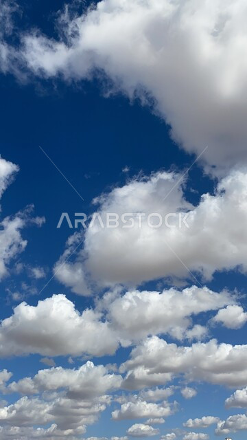 منظر سماء مدينة جدة الزرقاء المليئة بالغيوم في المملكة العربية السعودية ، السحب الكثيفة البيضاء المتجمعة في وقت النهار، خلفيات ومناظر الطبيعية 