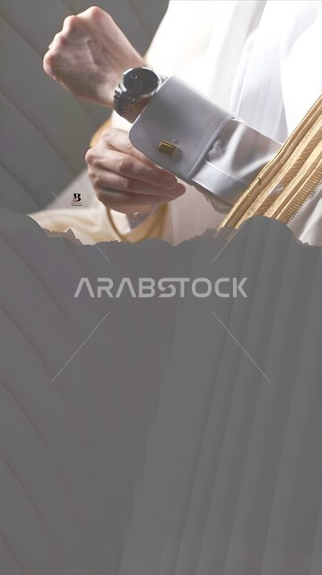 مفهوم أناقة وفخامة الزي الرسمي التراثي لحفل الزفاف، مراسم الأعراس والمناسبات السعيدة في المملكة، رجل عربي خليجي سعودي يرتدي الغترة والبشت التقليدي وساعة فاخرة، التقاط صور التذكارية في الأعياد