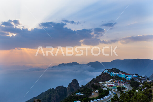 الهدوء والسلام في القمم والمرتفعات، الضباب والسحاب بين الجبال في منطقة عسير جنوب السعودية، منظر السماء المليئة بالغيوم، الأماكن والمعالم السياحية المشهورة