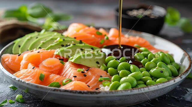 سلطات الأسماك والكائنات البحرية بالأعشاب, فنون تقديم قطع الخضروات المشكلة مع سمك السلمون، الوجبات المثالية للدايت والأنظمة الصحية, طبق من سلطة التونا بالافوكادو وبذور السمسم، وصفات الطعام الصحي الغني بالفوائد والعناصر الغذائية، أطباق المقبلات الباردة اللذيذة