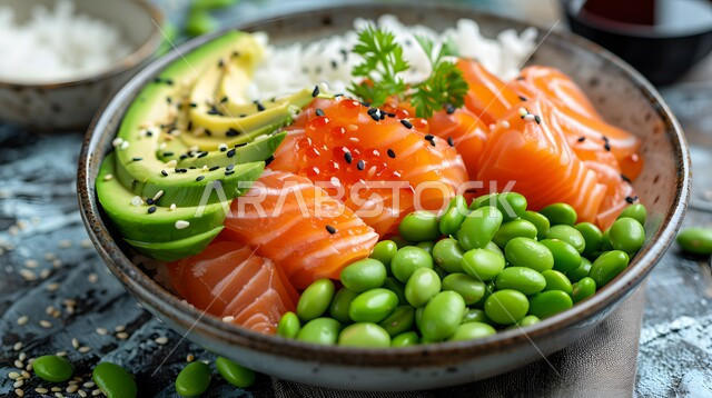 سلطات الأسماك والكائنات البحرية بالأعشاب, فنون تقديم قطع الخضروات المشكلة مع سمك السلمون، الوجبات المثالية للدايت والأنظمة الصحية, طبق من سلطة التونا بالافوكادو وبذور السمسم، وصفات الطعام الصحي الغني بالفوائد والعناصر الغذائية، أطباق المقبلات الباردة اللذيذة