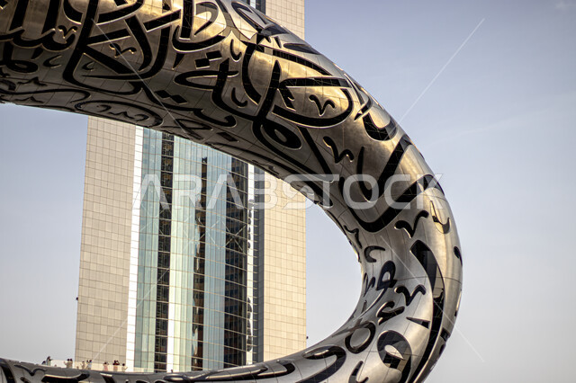 الفن الهندسي المعماري للأبراج وناطحات السحاب على الطراز الحديث، رؤيه مستقبليه إماراتية، معالم وأماكن سياحية مشهورة في الإمارات العربيه المتحده، صورة مقربة لمتحف المستقبل في إمارة دبي، التصاميم والديكورات المتميزة