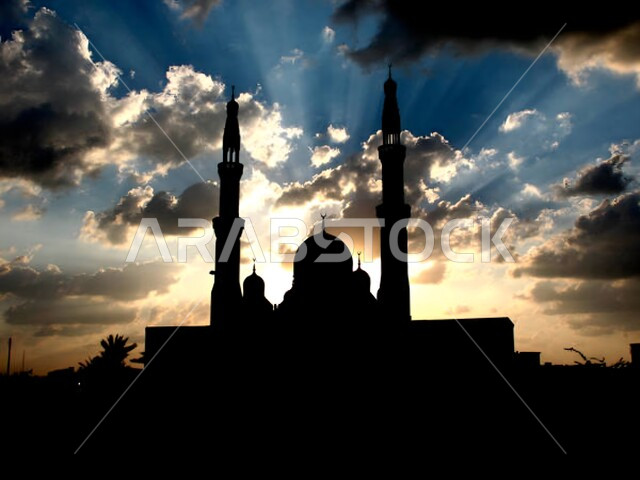 العبادة والتقرب إلى الله تعالى, نداء المسلمين لأداء الفرائض والصلوات, صورة ظلية لقبب ومآذن المساجد الاسلامية وقت غروب الشمس, الأجواء الروحانية المتميزة, الفن الهندسي المعماري على الطراز العربي الاسلامي, منظر السماء المليئة بالغيوم البيضاء، سالويت