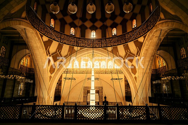 التصاميم والديكورات الداخلية المميزة للمساجد على الطراز الاسلامي، الفن الهندسي والمعماري في البناء، صورة مقربة لزخارف سقف المسجد في المملكة العربية السعودية، الاجواء الدينية الروحانية، أماكن إسلامية مقدسة، مفهوم العبادة والتقرب من الله