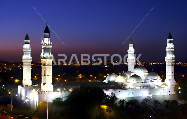 مسجد قباء في المدينة المنورة، المآذن و القبب المضيئة ليلا، معالم وأماكن دينية مقدسة في المملكة العربية السعودية، دعوة المسلمين لآداء الصلاة والتقرب إلى الله تعالى، الفن الهندسي المعماري والديكورات الاسلامية على الطراز الحديث
