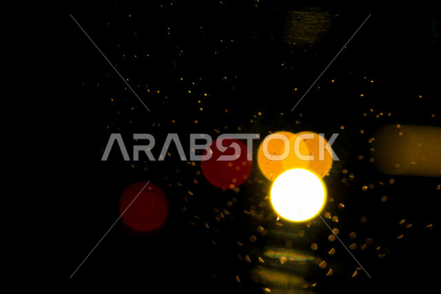 خلفية زخرفية مجردة مع بريق من الألوان غير واضح ، صورة لخلفية ليلية ملونة غير مركزة ، صورة لإنعكاس ضوئي وقت الليل ، خلفية ضوء خوخية مجردة