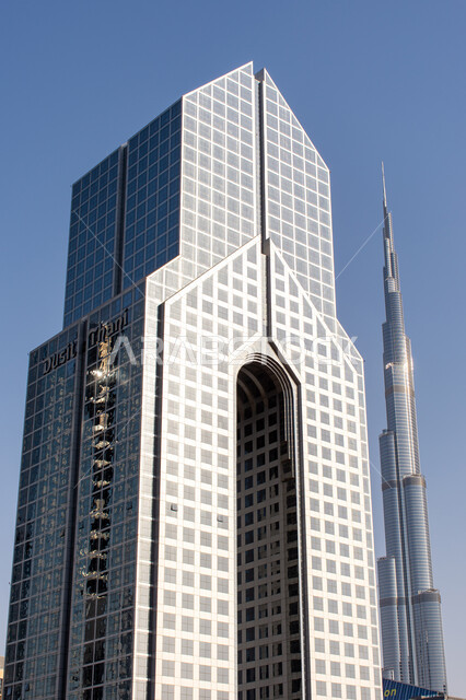 الفن الهندسي المعماري في تصميم المباني, الفنادق و المنتجعات الفاخرة في مدينة دبي، مبنى فندق دوسيت ثاني في شارع خليفة في وقت النهار، المعالم و الأماكن السياحية المشهورة في الإمارات العربية المتحدة