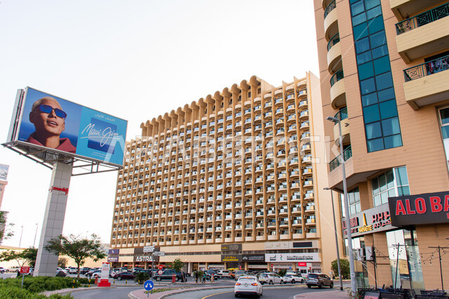 عمارة ذات تصميم هندسي على الطراز الحديث في شارع خليفة, الإعلانات الطرقية في شوارع مدينة دبي، الهندسة المعمارية المميزة في الإمارات العربية المتحدة, جذب السياح من أنحاء العالم