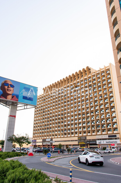 عمارة ذات تصميم هندسي على الطراز الحديث في شارع خليفة, الإعلانات الطرقية في شوارع مدينة دبي، الهندسة المعمارية المميزة في الإمارات العربية المتحدة, جذب السياح من أنحاء العالم