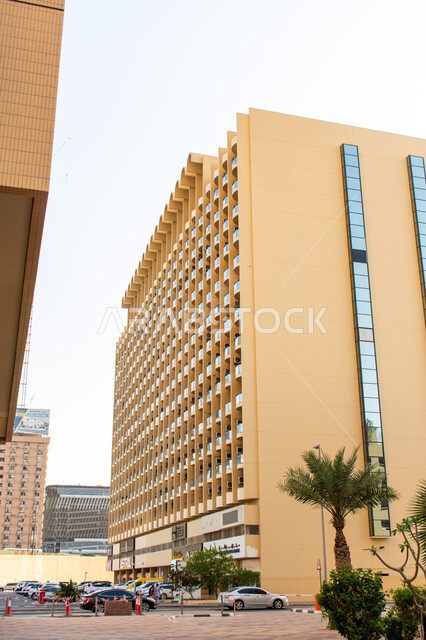 عمارة ذات تصميم هندسي على الطراز الحديث في شارع خليفة, المباني السكنية في مدينة دبي، الهندسة المعمارية المميزة في الإمارات العربية المتحدة, جذب السياح من أنحاء العالم