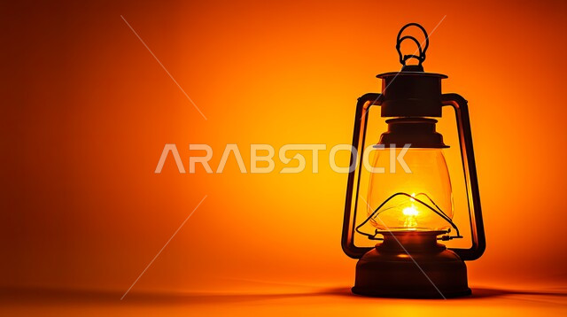 أداوت إنارة بدائية تراثية تقليدية، الفوانيس المضيئة المعدنية الشعبية العربية السعودية التقليدية، خلفية برتقالية