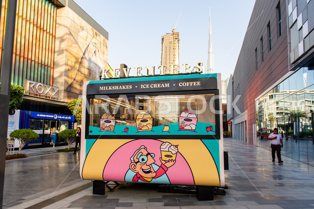 الكافيهات والمطاعم والأكشاك المتنقلة, كشك بتصميم مميز لبيع القهوة والمثلجات في ستي ووك بمدينة دبي, أماكن سياحية مشهورة في الإمارات العربية المتحدة, جذب السياح من أنحاء العالم