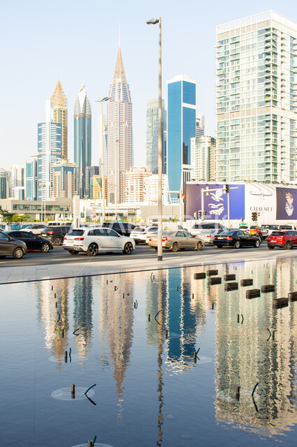 ازدحام السيارات في شارع مقابل ستي ووك, انعكاس ناطحات السحاب و الأبراج على مياه النافورة، الطرق و المواصلات في الإمارات العربية المتحدة, وسائل النقل البرية في مدينة دبي
