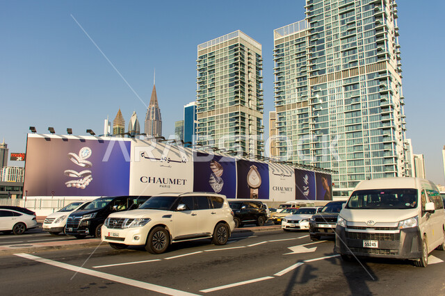 ازدحام السيارات في شارع مقابل ستي ووك, انعكاس ناطحات السحاب و الأبراج على مياه النافورة، الطرق و المواصلات في الإمارات العربية المتحدة, وسائل النقل البرية في مدينة دبي