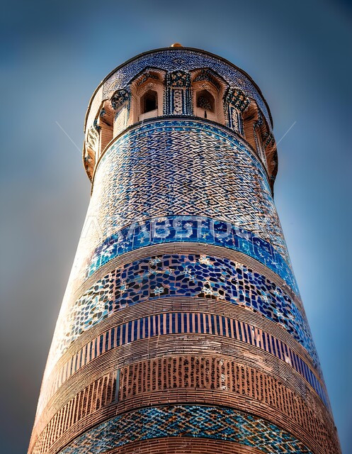 الفن الهندسي المعماري لمسجد عربي عريق مزخرف، صورة مقربة للنقوش والزخارف على الجدران الخارجة للمأذنة، مفهوم العبادة والتقرب إلى الله تعالى، التصاميم والديكورات الأنيقة للمساجد في المملكة العربية السعودية