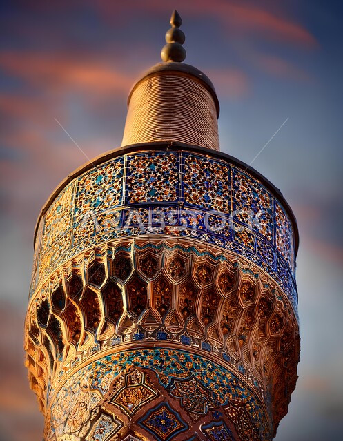 التصاميم والديكورات الأنيقة للمساجد في المملكة العربية السعودية، الفن الهندسي المعماري لمسجد عربي عريق مزخرف، صورة مقربة للنقوش والزخارف على الجدران الخارجة للمأذنة، مفهوم العبادة والتقرب إلى الله تعالى