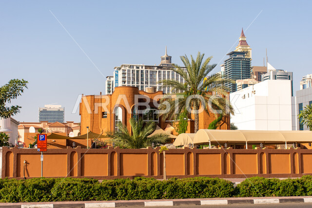 التصميم العمراني المتميز في مدينة دبي, الاهتمام بزراعة أشجار النخيل والمساحات الخضراء، فنون الهندسة المعمارية في المدن على الطراز الحديث, منظر المباني و الأبراج نهارا في الإمارات العربية المتحدة