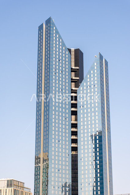 ناطحة سحاب ذات تصميم هندسي مميز في مدينة دبي نهاراً، فنون الهندسة المعماري لبناء الأبراج في الإمارات العربية المتحدة, المباني الشاهقة و المنشآت التجارية و السكنية على الطراز الحديث