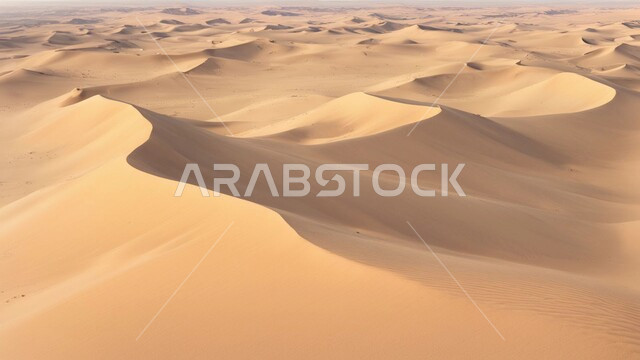 التضاريس و المرتفعات والقمم في البراري، التكوينات والتشكلات الرملية في صحراء المملكة العربية السعودية, مناطق البادية والبيئة الصحراوية في النهار, الكثبان والتلال من الرمال الناعمة الذهبية