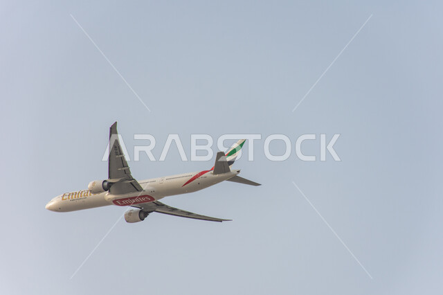 طائرة إماراتية تحلق في السماء في وقت النهار، وسائل النقل و المواصلات الجوية, شركات و خطوط الطيران في الإمارات العربية المتحدة, توفير الخدمات المتطورة لسهولة التنقل بين البلدان