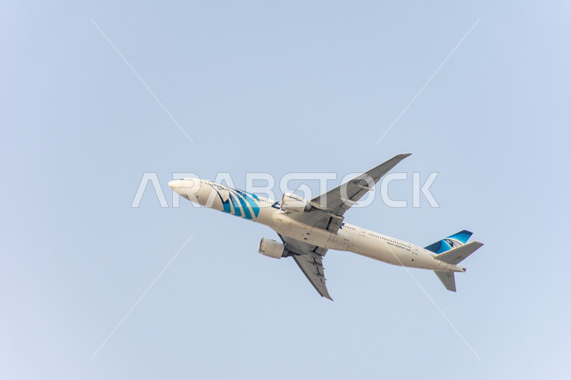 طائرة تابعة لدولة مصر تحلق في سماء مدينة دبي في وقت النهار، الرحلات و السفرات من و إلى الإمارات العربية المتحدة, وسائل النقل و المواصلات الجوية, شركات و خطوط الطيران, توفير الخدمات المتطورة لسهولة التنقل بين البلدان