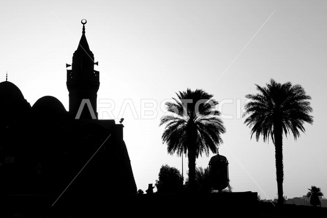 صورة إبداعية ظلية جميلة لمسجد الأحمر في مدينة الرياض بالمملكة العربية السعودية ، المئذنة (المنارة) مبنى مرتفع طويل ملحق بالمساجد ، العبادة والتقرب إلى الله ، صوت الأذان ، دعوة المسملين للصلاة  ، مئذنة المسجد