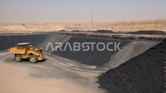 مناجم الفحم الطبيعي العربية، مناطق التنقيب عن الثروات الباطنية، الطبيعة الصخرية وتضاريس السلاسل الجبلية، المرتفعات وقمم الجبال في المملكة العربية السعودية، سيارة شحن كبيرة تقوم بالعمل في موقع التعدين