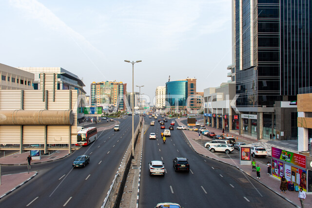 وسائل النقل و المواصلات البرية الحديثة, منظر ازدحام السيارات في الطريق بمدينة دبي, وقت الذروة و الزحمة المرورية, الطرقات و الشوارع الاسفلتية في الإمارات العربية المتحدة