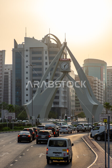 منظر ازدحام السيارات في دوار الساعة في مدينة دبي، أهم المعالم التاريخية المشهورة، وقت الذروة و الزحمة المرورية، الطرقات و الشوارع الاسفلتية في الإمارات العربية المتحدة، وسائل النقل و المواصلات البرية الحديثة