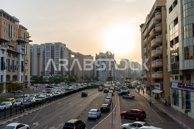منظر ازدحام السيارات في دوار الساعة في مدينة دبي، أهم المعالم التاريخية المشهورة، وقت الذروة و الزحمة المرورية، الطرقات و الشوارع الاسفلتية في الإمارات العربية المتحدة، وسائل النقل و المواصلات البرية الحديثة