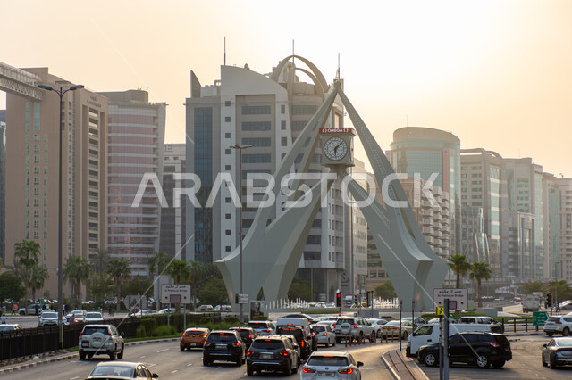 أهم المعالم التاريخية المشهورة, منظر ازدحام السيارات في دوار الساعة في مدينة دبي، وقت الذروة و الزحمة المرورية، الطرقات و الشوارع الاسفلتية في الإمارات العربية المتحدة، وسائل النقل و المواصلات البرية الحديثة