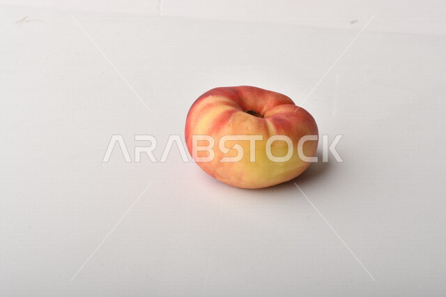 فاكهة الخوخ اللذيذ على خلفية بيضاء ، فاكهة الدّراق الصحية اللذيذة ، فاكهة صيفية