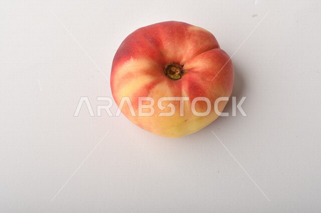 فاكهة الخوخ اللذيذ على خلفية بيضاء ، فاكهة الدّراق الصحية اللذيذة ، فاكهة صيفية