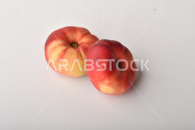 فاكهة الخوخ اللذيذ على خلفية بيضاء ، فاكهة الدّراق الصحية اللذيذة ، فاكهة صيفية